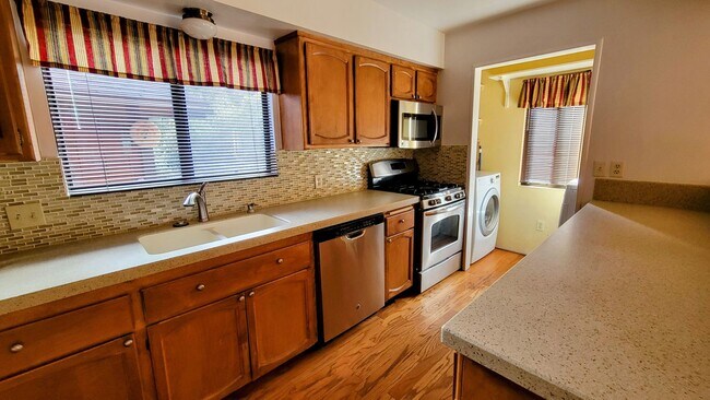 Building Photo - Welcoming and Spacious 2 Bedroom Home with...