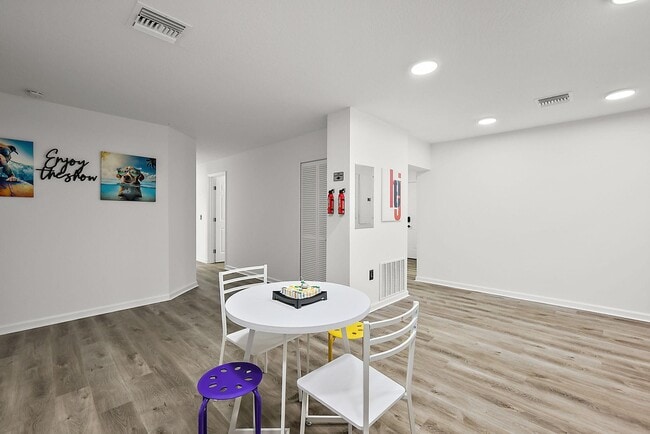 Building Photo - 2232 Sunnyview Dr
