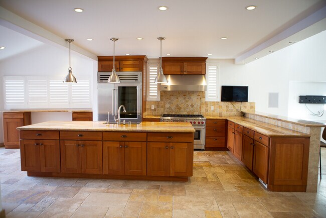Building Photo - 631 Calle de Arboles
