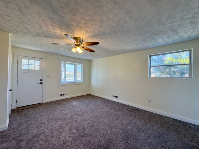 Foto del edificio - Spacious 4-Bedroom Townhome with Modern Am...