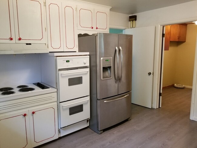 Building Photo - a charming 3 Bed 2 Bath House