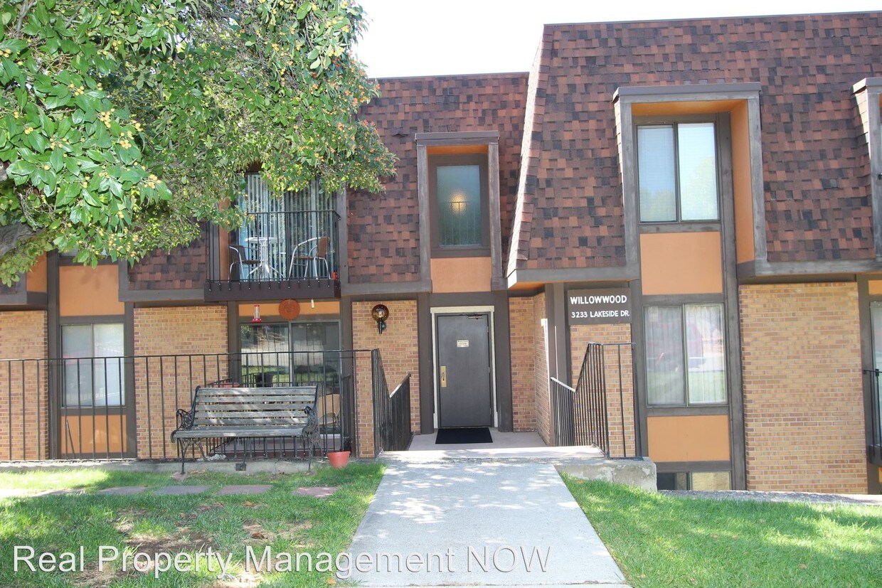 Foto principal - 3233 Lakeside Dr