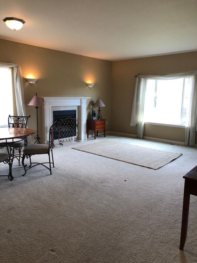 Foto del edificio - Great location with lots of amenities! 4 b...