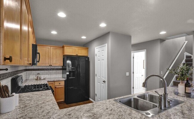 Foto del edificio - Beautiful 4 Bedroom Home in Desirable Willamette Landing!!