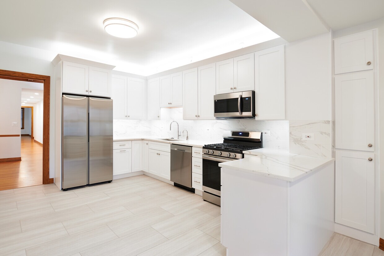 Stainless Appliances-Quartz Counters - 5610 N Kenmore Ave