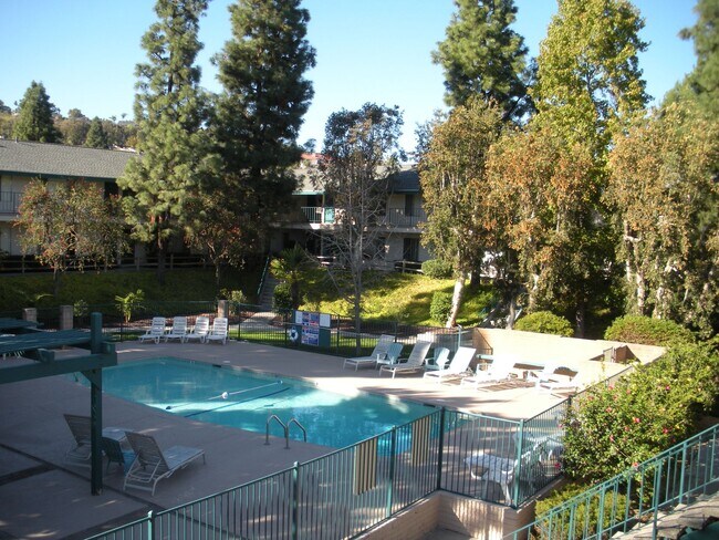 Building Photo - Remodeled large one bedroom - 2nd floor