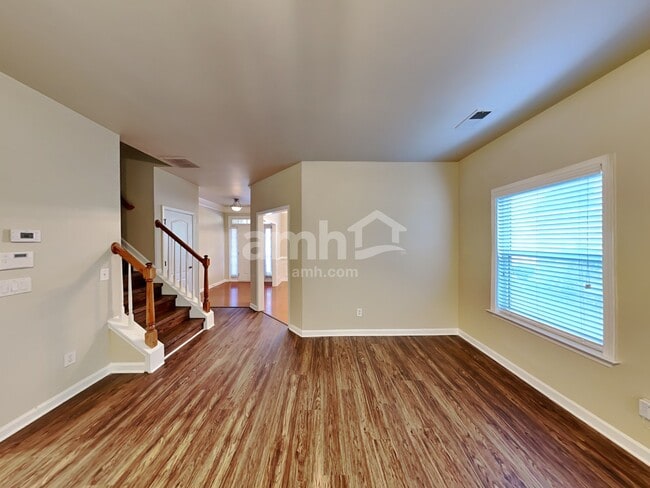 Foto del edificio - 5177 Rosewood Pl