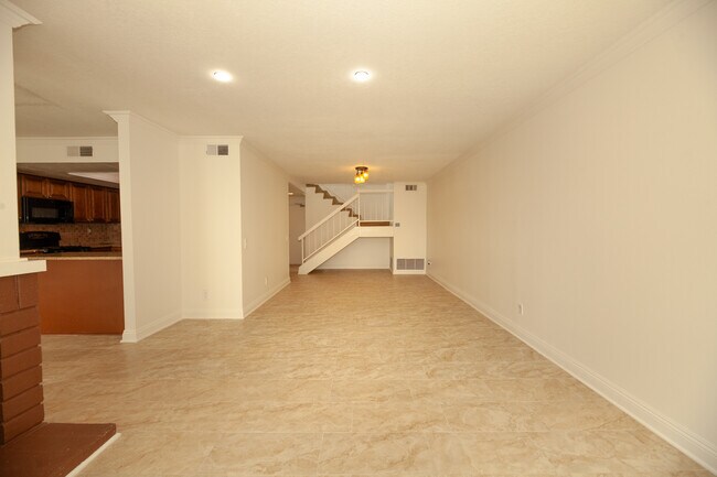 Massive room for entertain - 25056 Silverleaf Ln