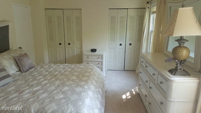 Building Photo - 4 br, 3.5 bath Townhome - 2155 Pond View Ct
