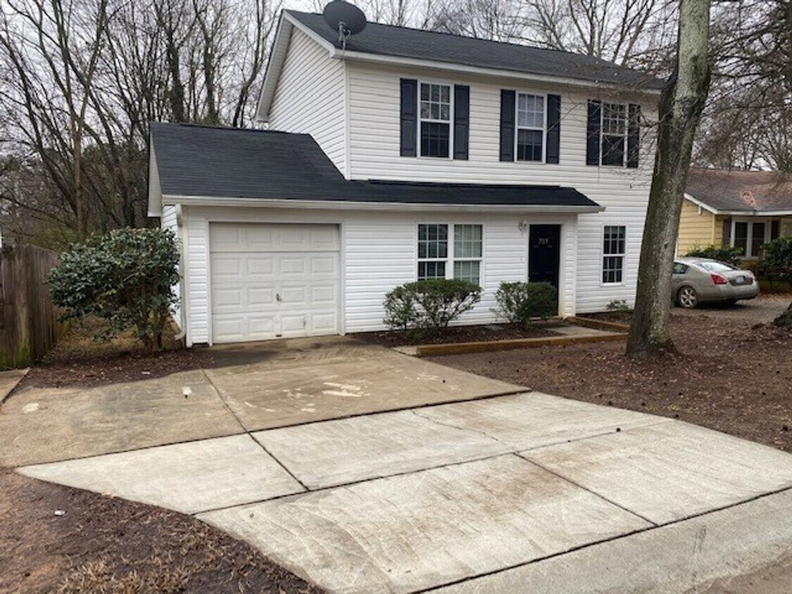 Primary Photo - Beautiful 4 Bedroom Home with Garage!