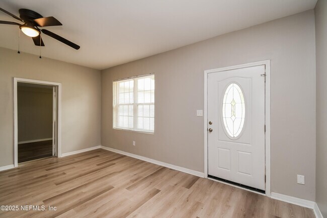 Foto del edificio - 4733 Irvington Ave