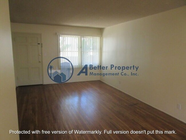 Building Photo - Gated 1 bedroom unit w/ beautiful hardwood...