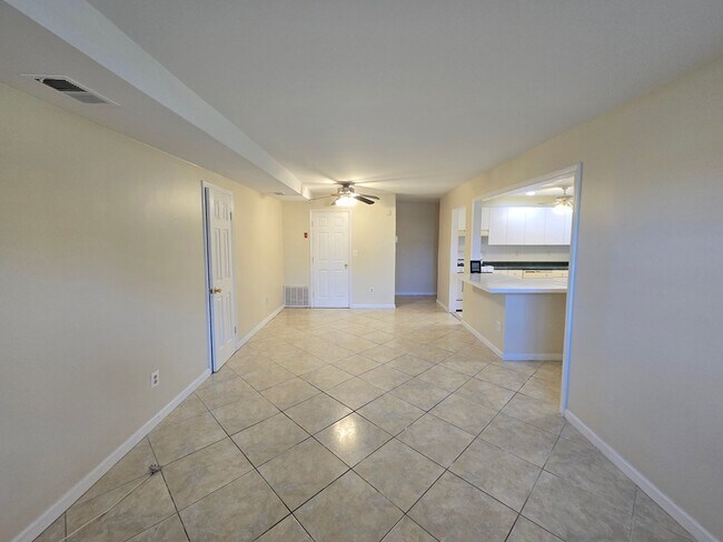 Foto del edificio - Updated and spacious garden (ground) floor apartment with 2-bedrooms & 1 full bathroom