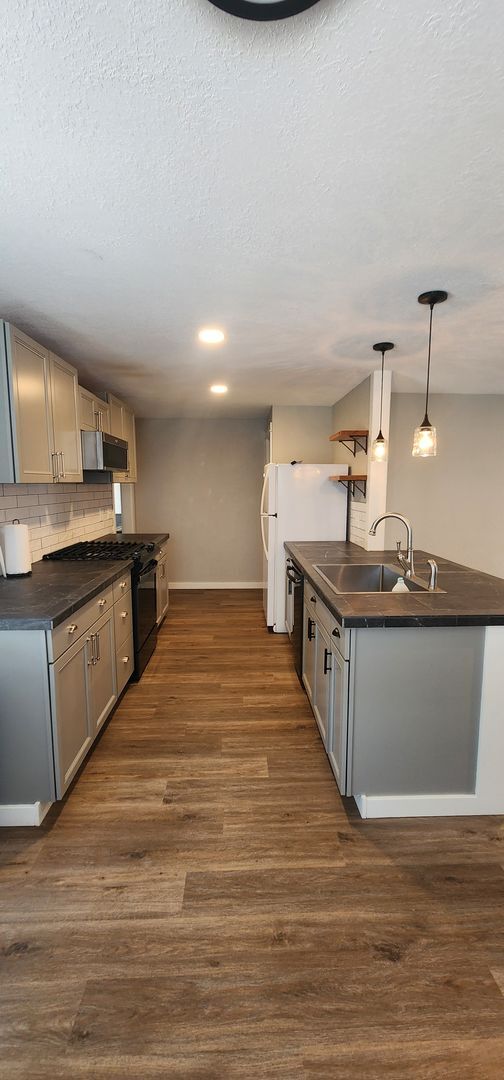Building Photo - Updated 3 Bedroom Home With Bonus Room
