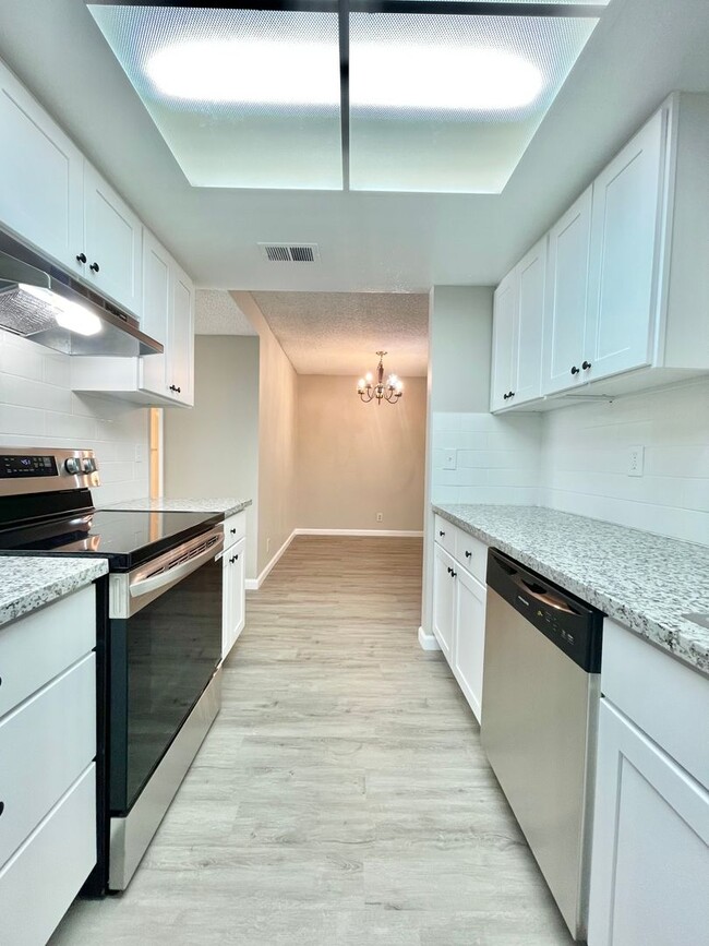 Building Photo - 2 Bedroom, 1 1/2 Bath - Sunnyvale