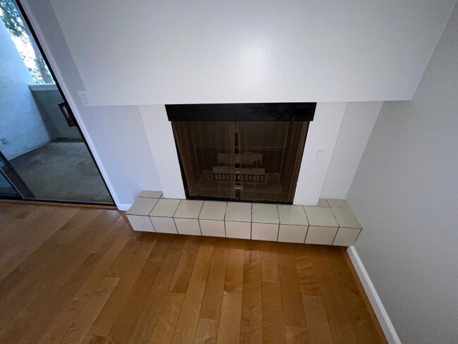 Building Photo - $2750 LARGE 2 BEDROOM CONDO NEAR 4TH ST. W/ PARKING