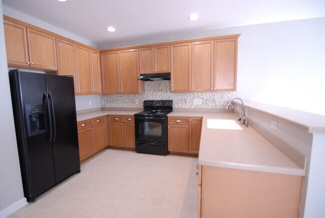 Foto del edificio - Resort style living 3 bedroom 2.5 bath Townhouse at MacIntosh on the Lake west of Burlington w/ 1...