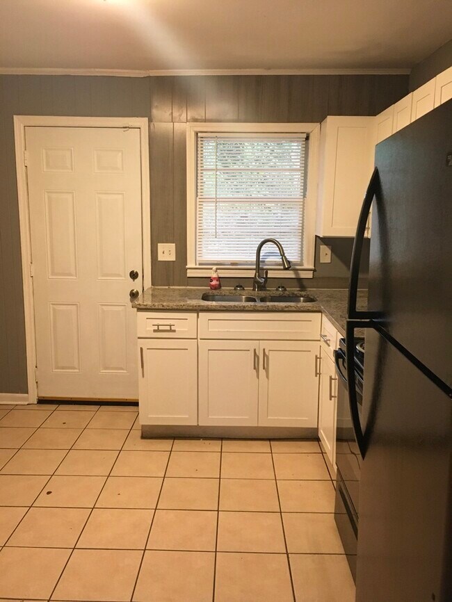 Building Photo - 2863 Eastwood Dr