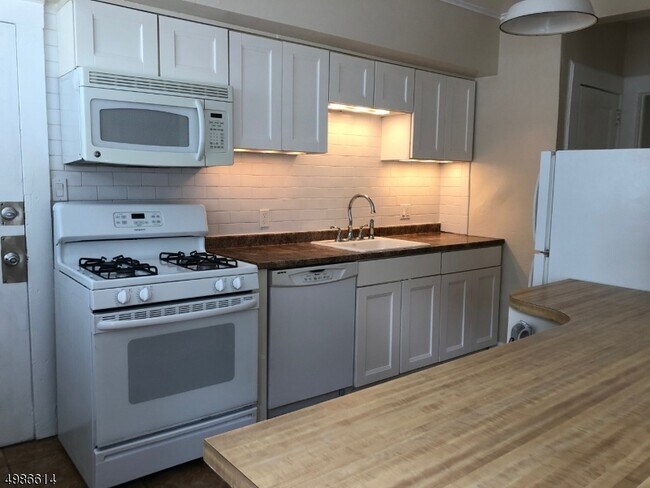 Building Photo - 299 Belleville Ave