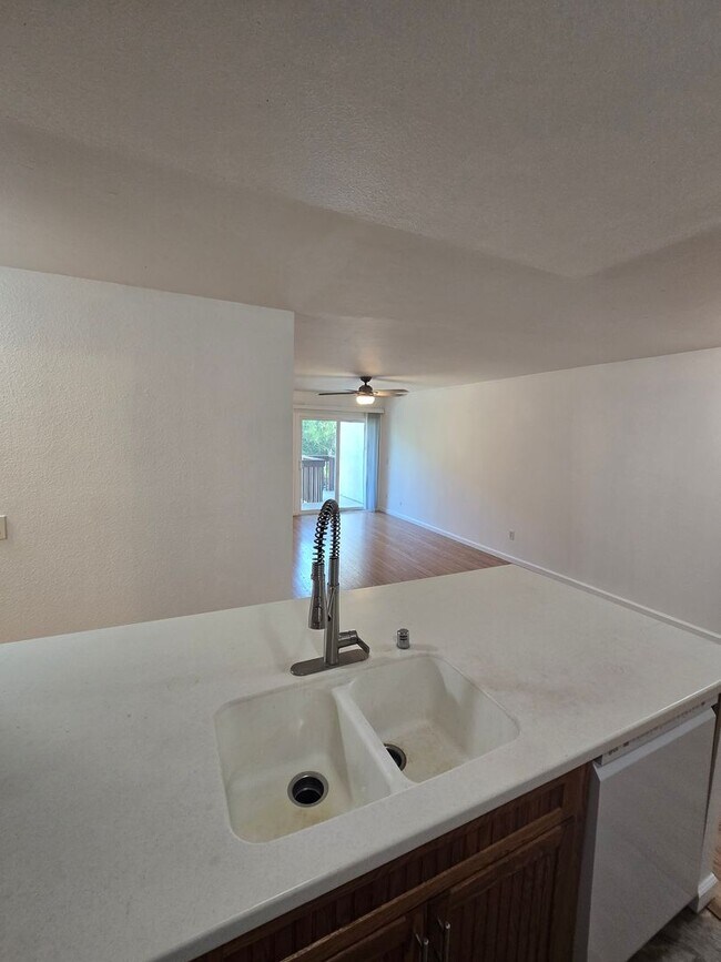 Foto del edificio - Spacious 1BR Mission Valley Condo - A/C - Private Balcony - 2 Parking Spaces