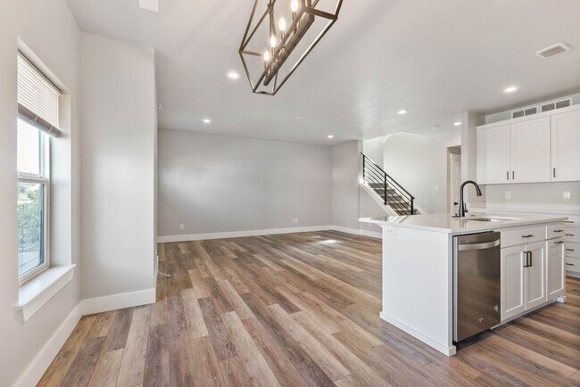 Foto del edificio - Awesome end unit 3 Bed 2.5 Bath townhome i...