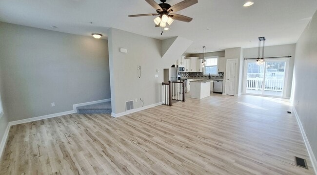 Building Photo - 3 Bed / 2-1/2 Bath Single Family Townhome ...