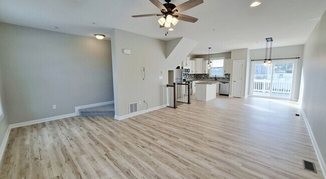 Foto del edificio - 3 Bed / 2-1/2 Bath Single Family Townhome w/1-Car Garage