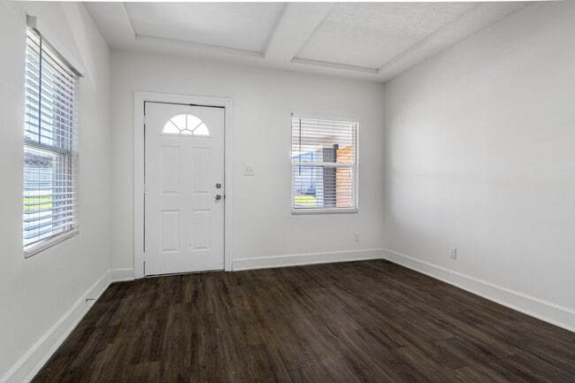 Building Photo - 410 E Beecher St