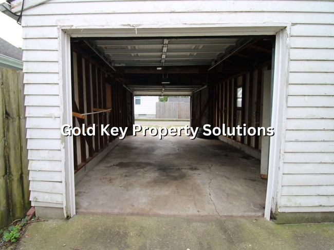 Building Photo - Adorable 2 BR 1 BA House with Garage and C...