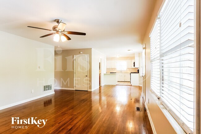 Foto del edificio - 2204 Lynncrest Ln