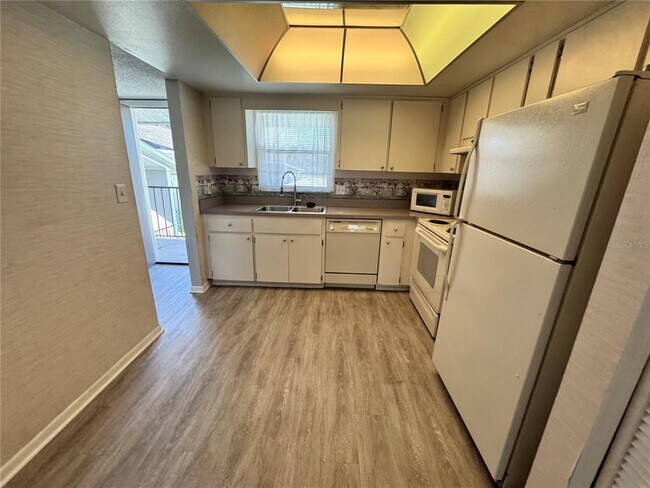 Foto del edificio - 9851 113th St N