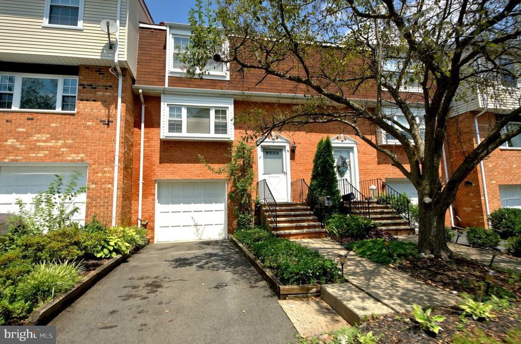 Primary Photo - 10 Catbird Ct