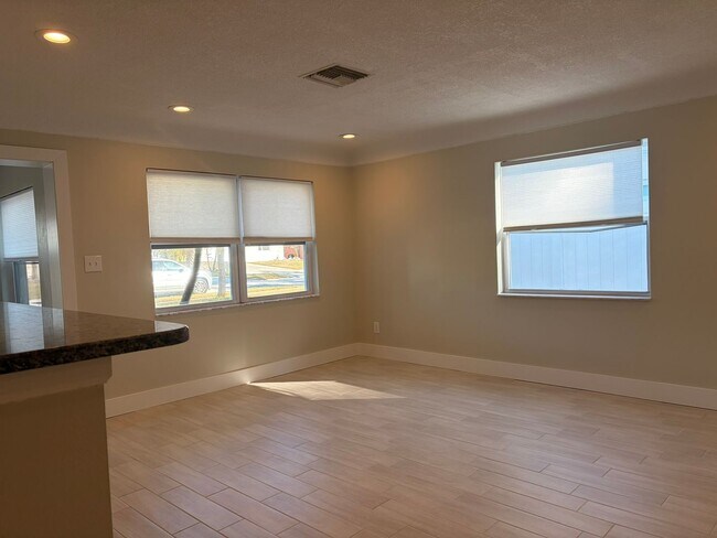 Foto del edificio - Refreshed North St Pete 4 Bedroom Home