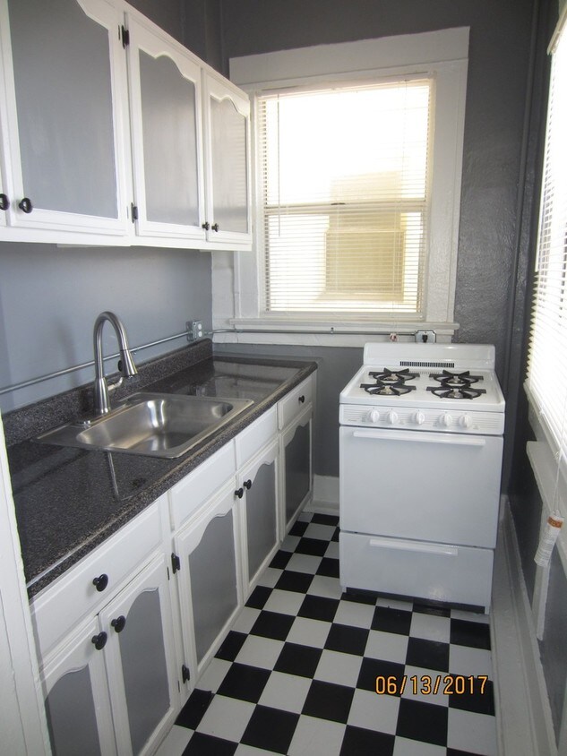 Building Photo - 914 S Alvarado St