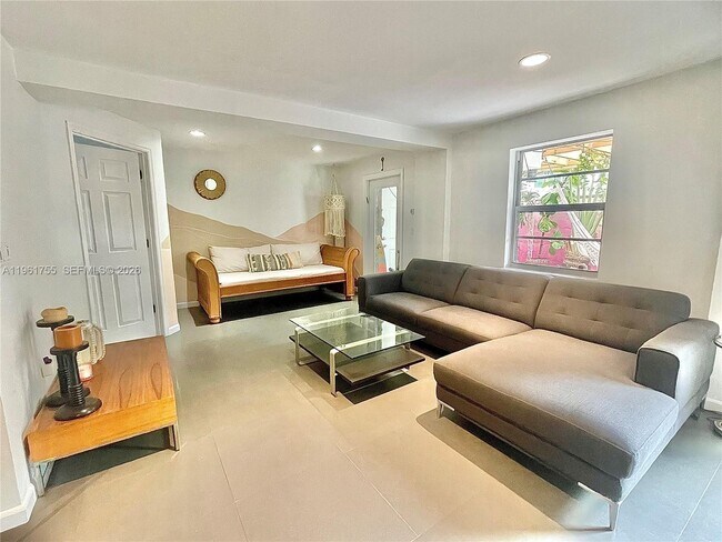 Foto del edificio - 723 NE 62nd St