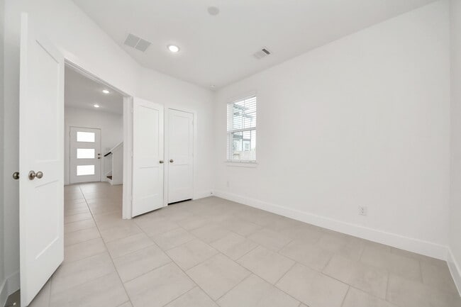 Building Photo - 1420 Shaded Rock Dr