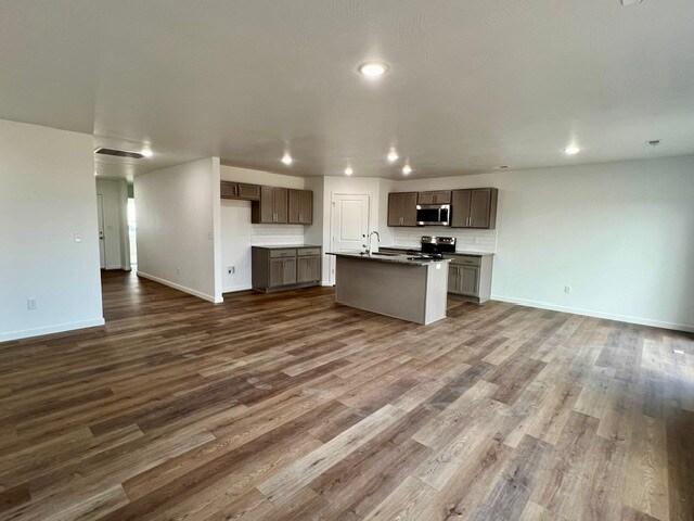 Foto del edificio - 477 Stone Creek Rd