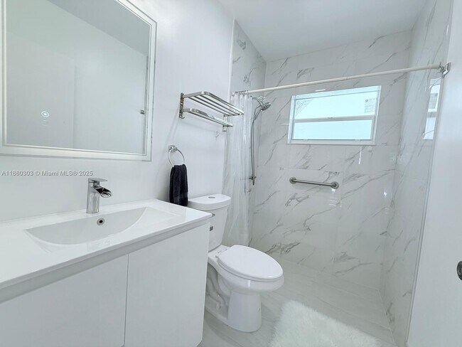 Foto del edificio - 600 NE 44th St