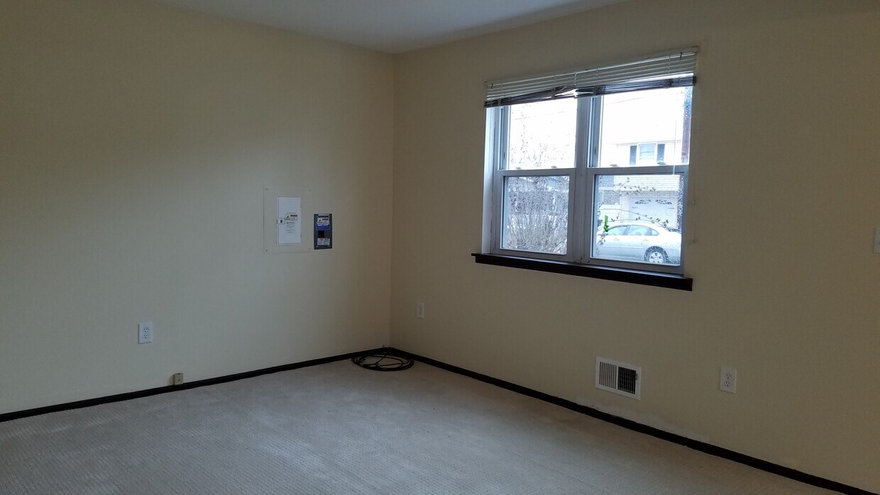 Building Photo - 1264 Maplewood Rd