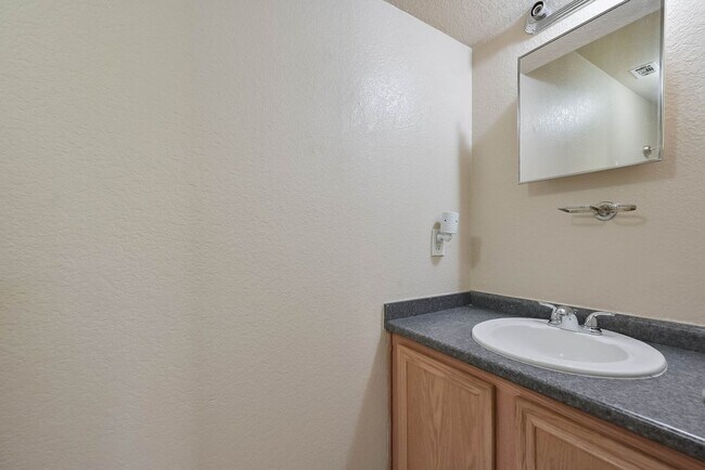 Foto del edificio - 404 Kings Way Dr