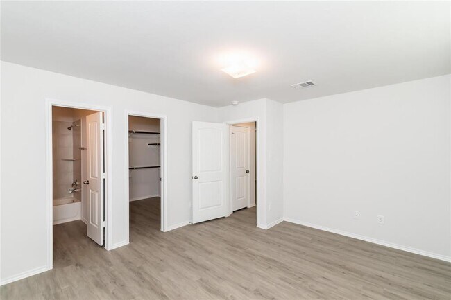 Building Photo - 2109 Middle Rdg Dr
