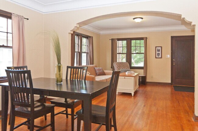 Foto del edificio - Spacious 3-Bedroom Duplex with Garage and 2 bathrooms in Minneapolis!
