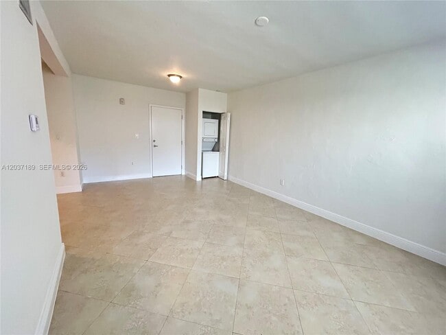 Building Photo - 2880 Pine Tree Dr