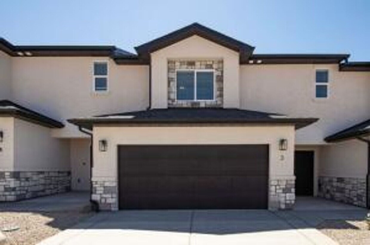 Foto principal - 3 Bed - 2.5 Bath, Large Townhouse - 2 Car ...