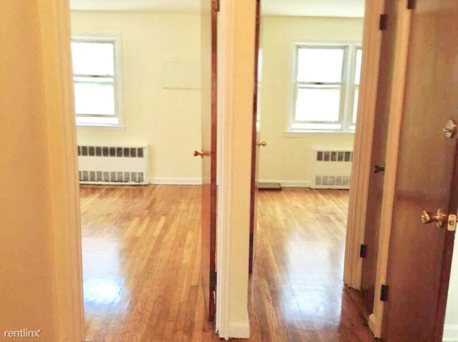 Building Photo - 3 br, 1 bath Apartment - 2818 Astoria Blvd