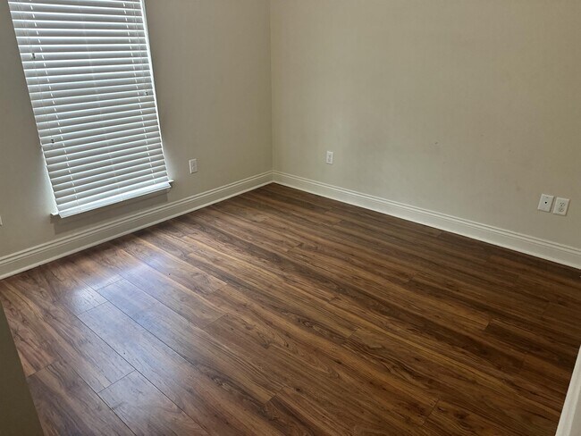 Building Photo - 10650 Dodger Dr