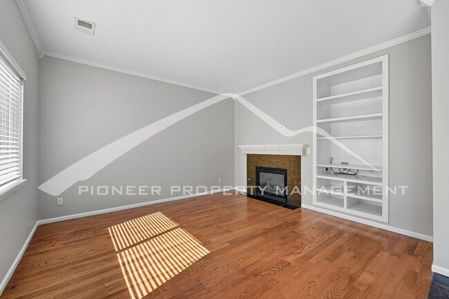 Foto del edificio - Spacious Home with Central AC and Washer/D...
