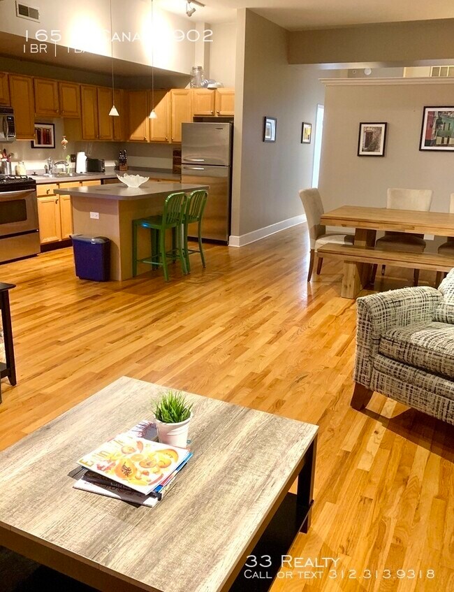 Building Photo - 1 Bed+ Den/ 1 Bath in West Loop!