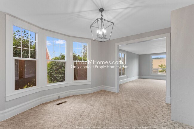 Building Photo - Lovely Three Bedroom Home in the Heart of Oregon City!