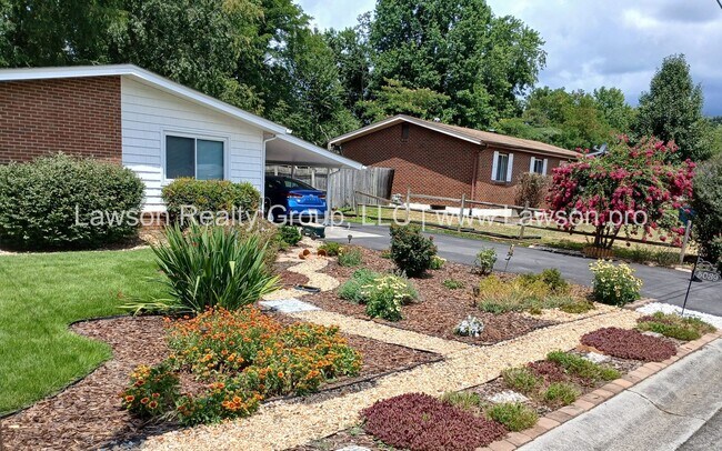 Foto del edificio - Charming Brick Ranch with Beautifully Land...